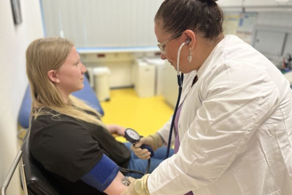 Mitarbeiterin des Gesundheitsamtes untersucht den Blutdruck einer Patientin, Foto: Kreis Pinneberg